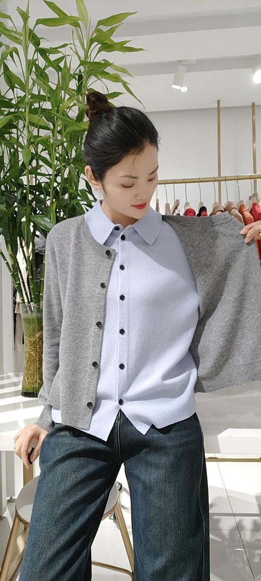 383158全羊毛里外连体假两件开衫针织衫，百搭单品，宽松均码。大红 灰 两色，可以搭配基本的黑裤子，黑裙子，黑靴子也可以充分发挥搭配其他的衣服，比如牛仔裤！外套可搭黑色系驼色系的，140斤内可穿 商品图1