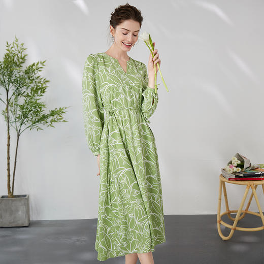 EITIE爱特爱优雅V领抽绳收腰通勤显瘦绿色过膝印花连衣裙24春新款A2407323 商品图1