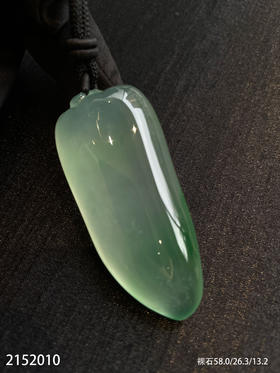 玻璃种飘翠福瓜挂坠【2152010】具体价格微信咨询