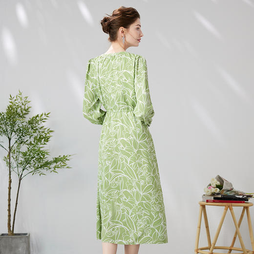 EITIE爱特爱优雅V领抽绳收腰通勤显瘦绿色过膝印花连衣裙24春新款A2407323 商品图4