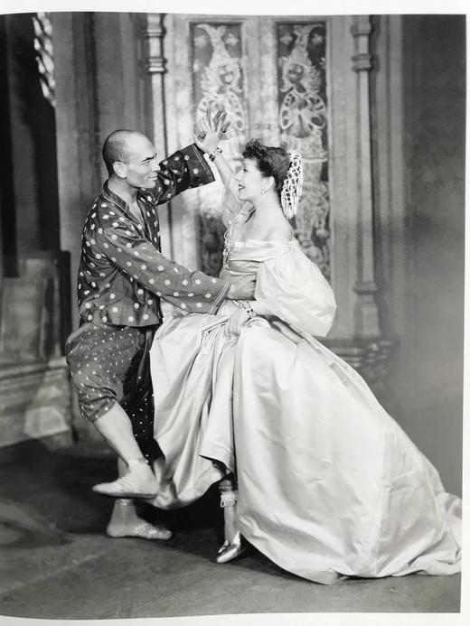 百老汇音乐剧：《纽约时报》图集 约百余幅插图 精装大16开 商品图14