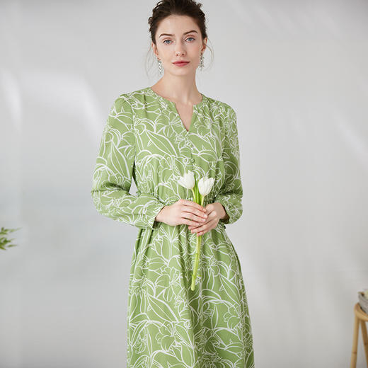 EITIE爱特爱优雅V领抽绳收腰通勤显瘦绿色过膝印花连衣裙24春新款A2407323 商品图3