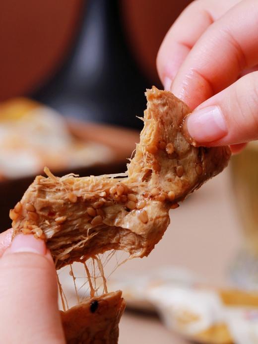 【向妈妈即食面筋】🔥不坐高铁商务座也能吃到同款小零食啦！！  ✅口感筋道，麦香味十足 ✅非油炸酱卤工艺，8道酱卤工序 ✅配料简单干净 商品图4