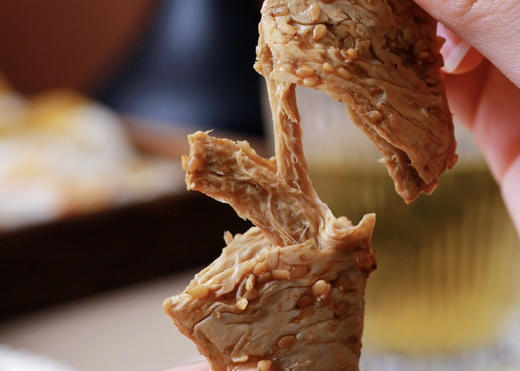 【向妈妈即食面筋】🔥不坐高铁商务座也能吃到同款小零食啦！！  ✅口感筋道，麦香味十足 ✅非油炸酱卤工艺，8道酱卤工序 ✅配料简单干净 商品图12