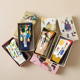 年终大促！三双装【精美礼盒！小众潮袜唤醒文艺气质】文艺复兴女袜礼盒，秋冬复古中筒袜菱格花朵涂鸦设计感小众潮袜，复古与小众潮流的完美结合