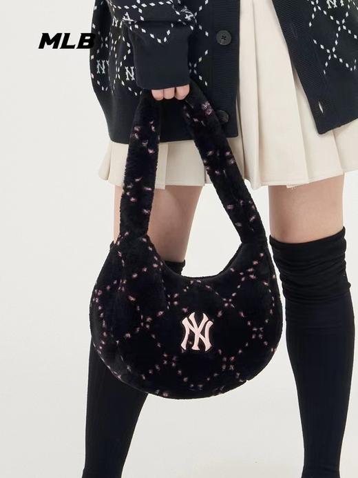 MLB 男女情侣毛绒钻石老花腋下包时尚挎包23冬季新款 商品图2