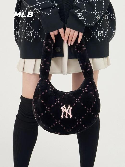 MLB 男女情侣毛绒钻石老花腋下包时尚挎包23冬季新款 商品图1