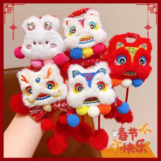 【春节必备！点缀新年新造型】红色醒狮新年发饰儿童头绳，流苏毛球发圈可爱中式古风高端毛绒皮筋，中式古风的设计灵感源自中国传统文化，展现了独特的魅力！ 商品图2