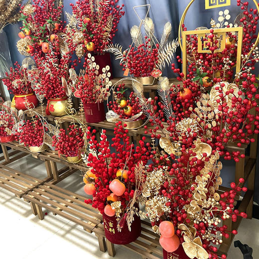 年终大促！【装饰新年居室！点亮家中温馨氛围】仿真红果发财果家居装饰新年果子冬青果家居装饰圣诞红果，扑面而来的新年好运给你家带来满满的发财机遇。 商品图0