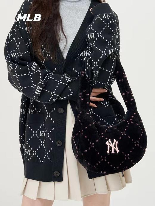 MLB 男女情侣毛绒钻石老花腋下包时尚挎包23冬季新款 商品图5