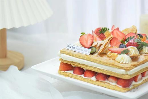 【草莓拿破仑】动物奶油、卡仕达酱、新鲜草莓、拿破仑酥；拿破仑酥皮内隐藏着法式浪漫情怀，焦香酥脆中引爆真正的味觉冲击，酥脆与绵柔交织，掉渣的冒险体验中感受独特的艺术，享受无法抗拒的诱惑~ 商品图1