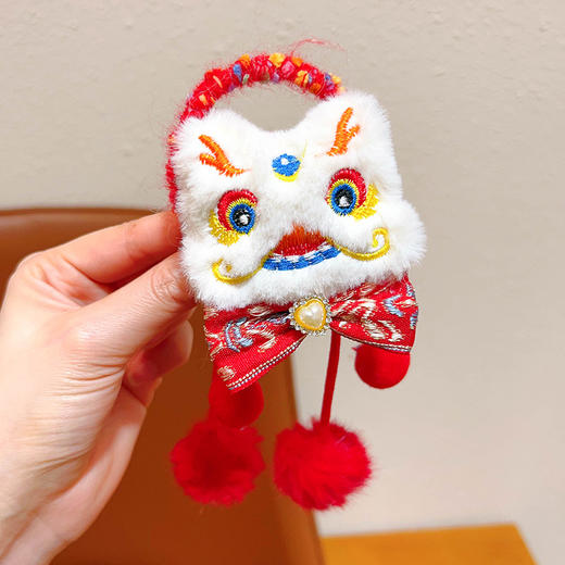 【春节必备！点缀新年新造型】红色醒狮新年发饰儿童头绳，流苏毛球发圈可爱中式古风高端毛绒皮筋，中式古风的设计灵感源自中国传统文化，展现了独特的魅力！ 商品图6