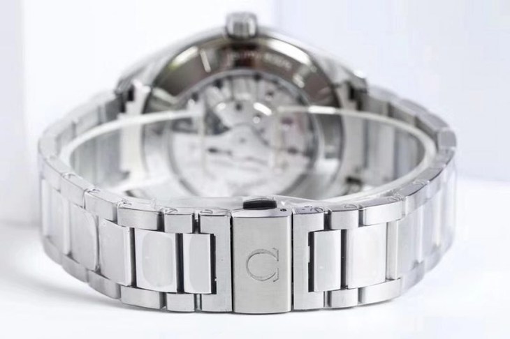 VS欧米茄海马150米大黄蜂8500机真假对比评测