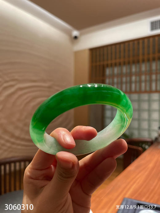 艳绿手镯 【3060310】圈口53.7～具体价格微信咨询 商品图0