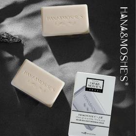 在玩一种很新的沐浴用品——死海皂