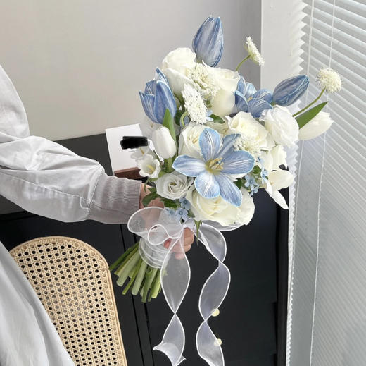【爱在心头】白玫瑰➕白桔梗➕郁金香，精品时尚新娘手捧花 商品图1