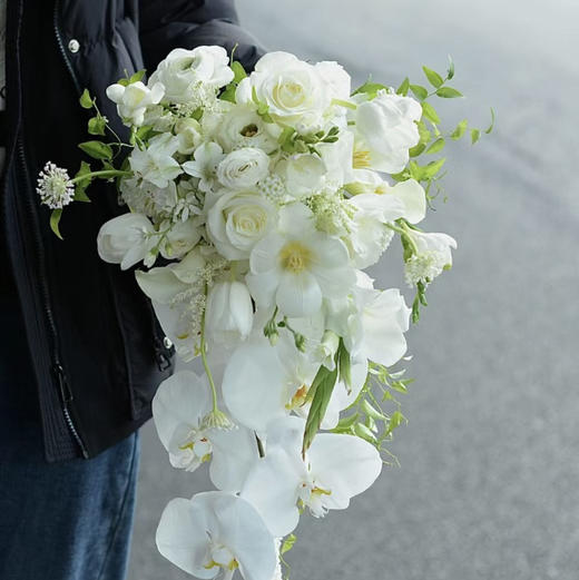 【我只钟情于你】白玫瑰➕郁金香➕蝴蝶兰精品时尚新娘手捧花 商品图0