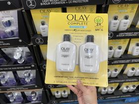 Olay玉兰油，全天候保湿乳液，这种全天候保湿乳富含芦荟和维生素E，✅保湿、✅防晒、✅修护、✅抗皱、✅抗氧化多效合一，100%无油无香料！美国代购，无中文标签，介意慎拍 A