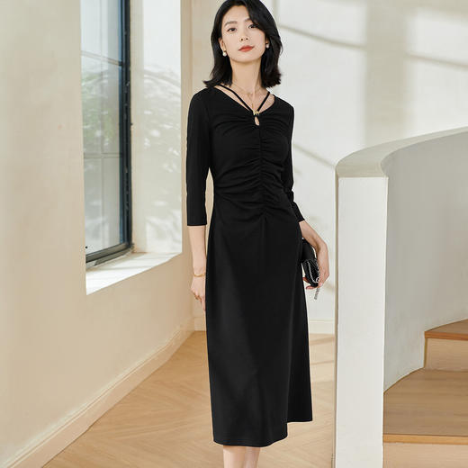 剩S/M/L 米思阳2026春季新款赫本风气质挂脖连衣裙褶皱修身镂空小黑裙0128 商品图1
