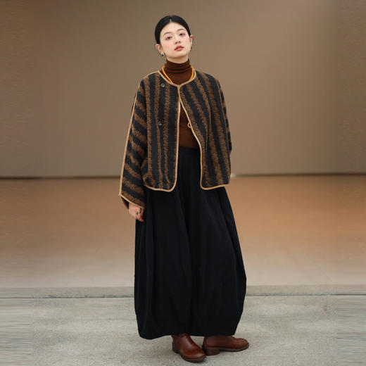 绽放831朵/黑咖提花复古高端羊毛宇航棉自发热开襟撞色边毛呢外套 商品图1