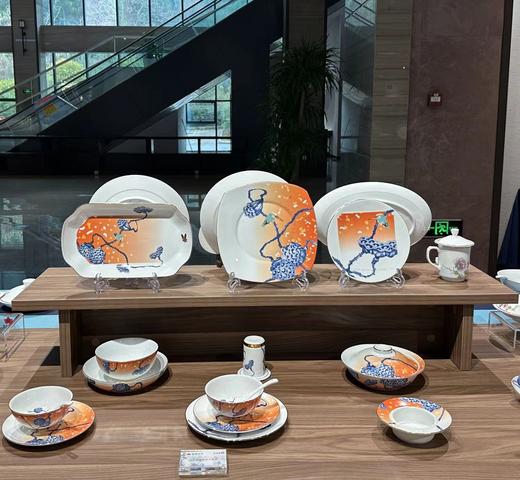 景德镇陶瓷 国瓷红叶 42头荷塘蝶恋中餐具 商品图0