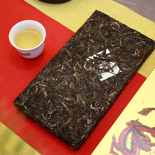 压箱底2024龙年生肖纪念饼云南普洱茶易武普洱生茶茶叶砖茶礼盒装 商品图2