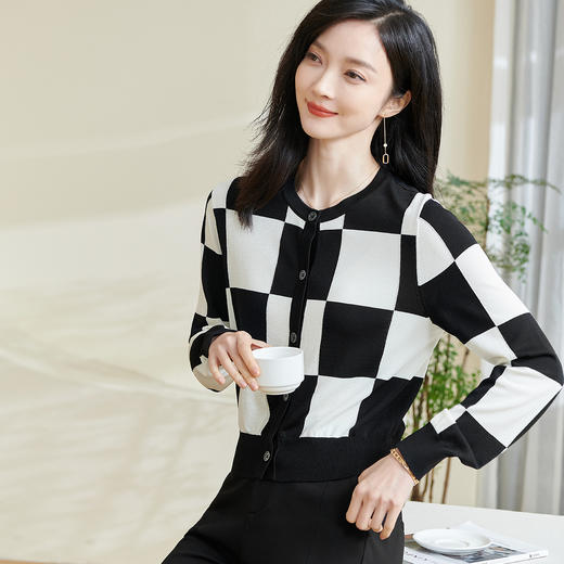 剩S/XL 米思阳2026春季新款经典时尚圆领针织衫棋盘格弹力开衫上衣女0229 商品图0