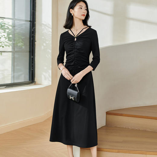 剩S/M/L 米思阳2026春季新款赫本风气质挂脖连衣裙褶皱修身镂空小黑裙0128 商品图0
