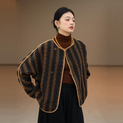 绽放831朵/黑咖提花复古高端羊毛宇航棉自发热开襟撞色边毛呢外套 商品图0