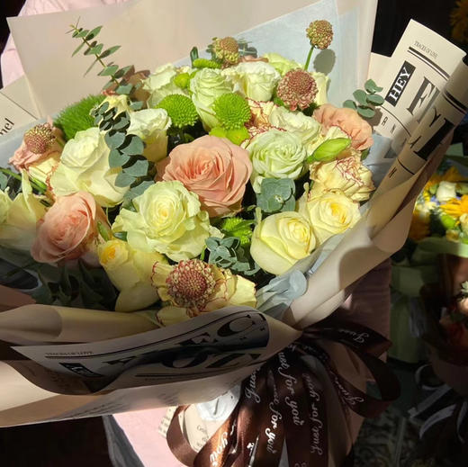 【阳光海岸】卡布奇诺玫瑰➕桔梗➕康乃馨时尚混搭精品花束 商品图2