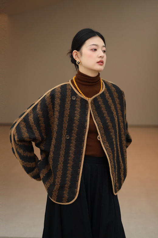 绽放831朵/黑咖提花复古高端羊毛宇航棉自发热开襟撞色边毛呢外套 商品图5