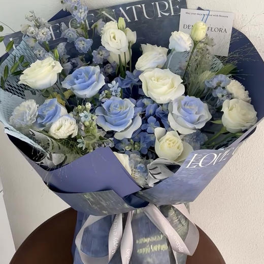 【沉默的爱】碎冰蓝玫瑰➕白玫瑰➕绣球➕桔梗精品时尚花束 商品图1