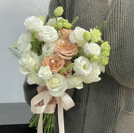 【不变的承诺】卡布奇诺玫瑰➕白玫瑰➕白桔梗，精品时尚新娘手捧花 商品图2