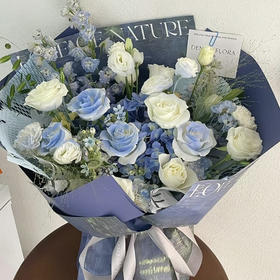 【沉默的爱】碎冰蓝玫瑰➕白玫瑰➕绣球➕桔梗精品时尚花束