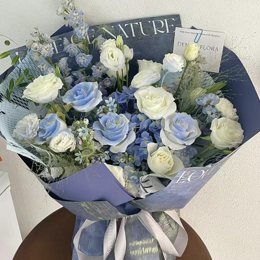 【沉默的爱】碎冰蓝玫瑰➕白玫瑰➕绣球➕桔梗精品时尚花束 商品图0