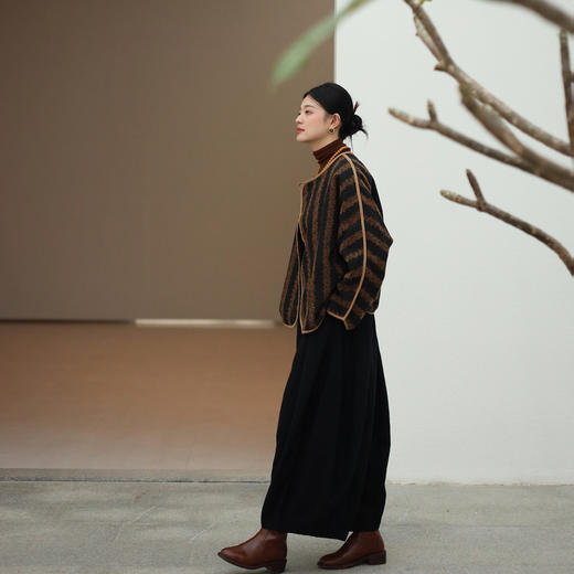 绽放831朵/黑咖提花复古高端羊毛宇航棉自发热开襟撞色边毛呢外套 商品图2