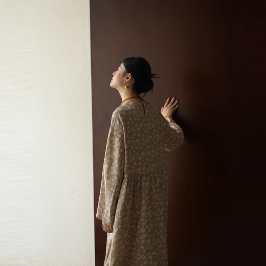 绽放027朵/米黄色雏菊叶子提花浪漫老钱风宽松长袖文艺棉麻连衣裙 商品图3