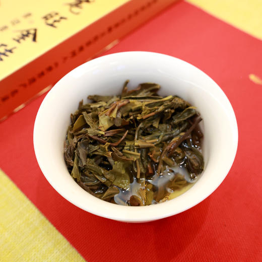 压箱底2024龙年生肖纪念饼云南普洱茶易武普洱生茶茶叶砖茶礼盒装 商品图3