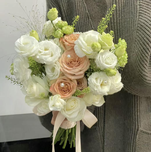 【不变的承诺】卡布奇诺玫瑰➕白玫瑰➕白桔梗，精品时尚新娘手捧花 商品图0