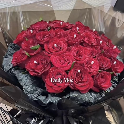 【深情挚爱】33朵红玫瑰，精品时尚花束 商品图3