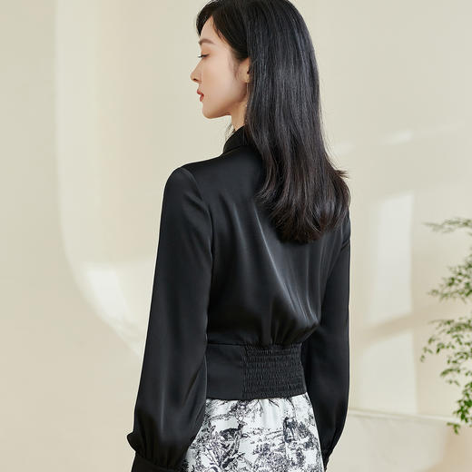 缎面垂坠质感 + 腰腹抽褶设计的「通勤显瘦神器」米思阳2026春季新款法式气质收腰纯色衬衫修身翻领设计感上衣0089 商品图3