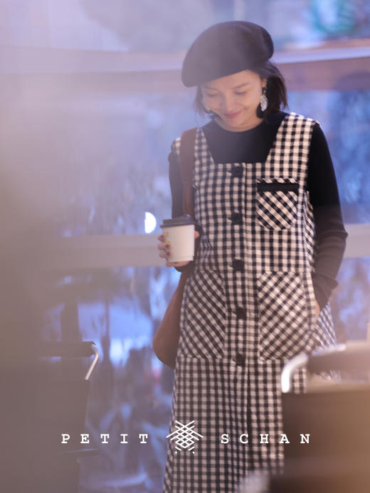 PETIT SCHAN小闪 CLO#418 Romantic chess 浪漫对弈 日本进口双面磨毛棉麻H型黑白格长马甲/背带裙 商品图2