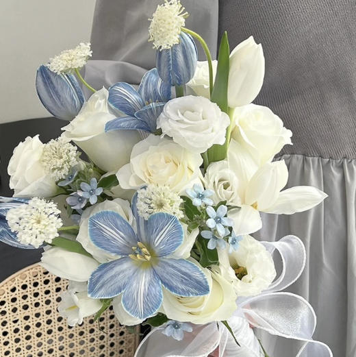 【爱在心头】白玫瑰➕白桔梗➕郁金香，精品时尚新娘手捧花 商品图0