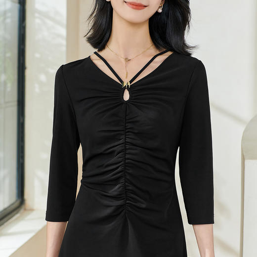 剩S/M/L 米思阳2026春季新款赫本风气质挂脖连衣裙褶皱修身镂空小黑裙0128 商品图4