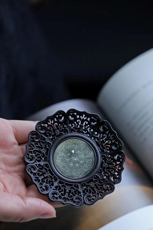 透雕缠枝莲纹°紫光檀镶玉石杯垫 商品图1