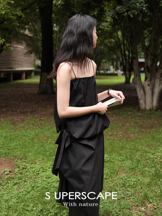 【4折不退换 买六免一】花苞量感褶皱设计感不对称系带吊带上衣 商品图1