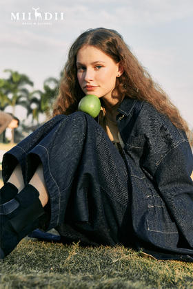 在随意舒展的身体间，交织出独属于春的烂漫