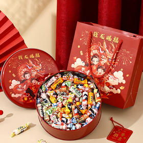 【新春礼盒 缔造年味】冠生园大白兔奶糖礼盒装，口感醇厚，回味无穷。送给老师，感恩如初；赠予心上人，甜蜜如初恋；送给自己，品味幸福。无论是情人节、年货节，还是日常馈赠，都是必备的甜蜜礼物！