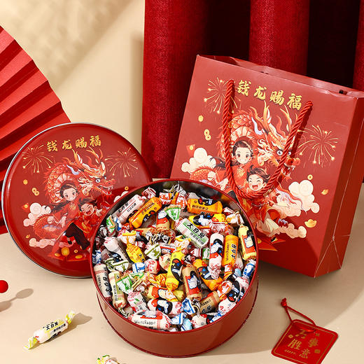 【新春礼盒 缔造年味】冠生园大白兔奶糖礼盒装，口感醇厚，回味无穷。送给老师，感恩如初；赠予心上人，甜蜜如初恋；送给自己，品味幸福。无论是情人节、年货节，还是日常馈赠，都是必备的甜蜜礼物！ 商品图0