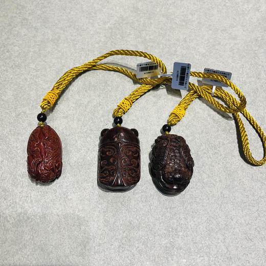 精雕新款白菜/蝉/金蟾小叶紫檀小挂件/把件-随机 商品图0